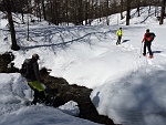 Nei pressi di Corte d'Ardui attraversiamo un ruscello.....
